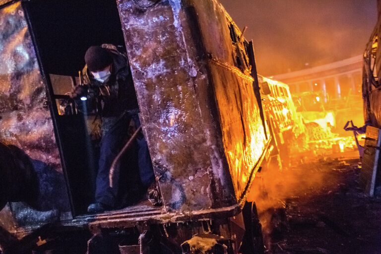Участник массовых столкновений с сотрудниками правоохранительных органов в одном из сгоревших грузовиков у стадиона Динамо в Киеве