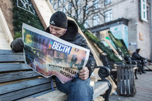 Участник акций сторонников евроинтеграции на баррикадах на площади Независимости в Киеве