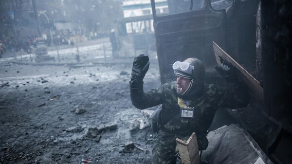 Протестующий во время столкновений с сотрудниками правоохранительных органов у стадиона Динамо в Киеве