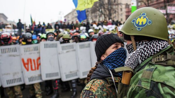 Отряды Самообороны Майдана у баррикад на улице Крещатик во время попытки сторонников президента Януковича убрать баррикады