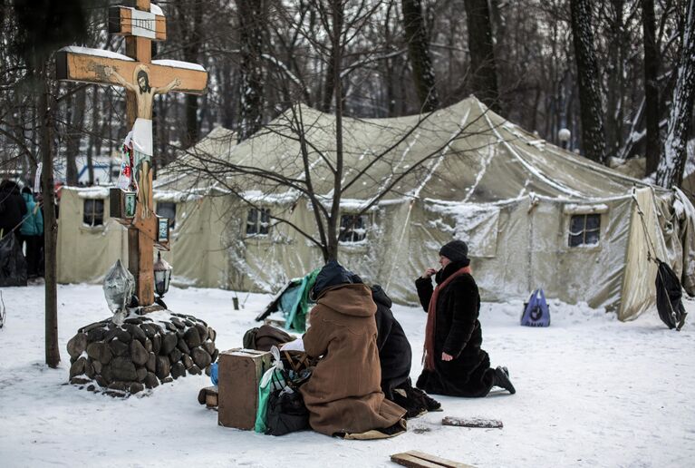 Верующие молятся в палаточном лагере сторонников Партии Регионов в Мариинском парке Киева