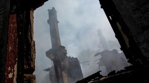 Сгоревший после артобстрела дом в микрорайоне Химик города Славянск