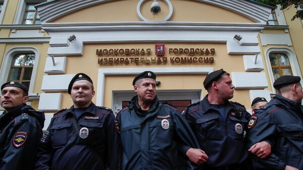 Полицейские у здания Мосгоризбиркома. 15 июля 2019