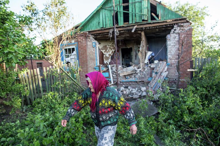 80-летняя жительница села Семеновка под Славянском у своего дома, разрушенного в результате попадания снаряда во время ночного артобстрела украинскими силовиками