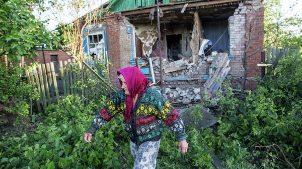 80-летняя жительница села Семеновка под Славянском у своего дома, разрушенного в результате попадания снаряда во время ночного артобстрела украинскими силовиками