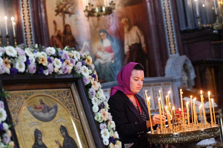 Прихожанка в храме Христа Спасителя, где находятся мощи святых Петра и Февронии, доставленные из Свято-Троицкого женского монастыря Мурома