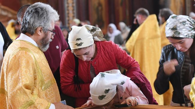 Прихожане поклоняются мощам святых Петра и Февронии, доставленным из Свято-Троицкого женского монастыря Мурома, в храме Христа Спасителя