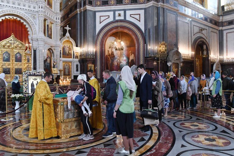 Прихожане поклоняются мощам святых Петра и Февронии, доставленным из Свято-Троицкого женского монастыря Мурома, в храме Христа Спасителя