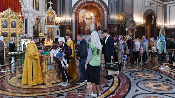 Прихожане поклоняются мощам святых Петра и Февронии, доставленным из Свято-Троицкого женского монастыря Мурома, в храме Христа Спасителя