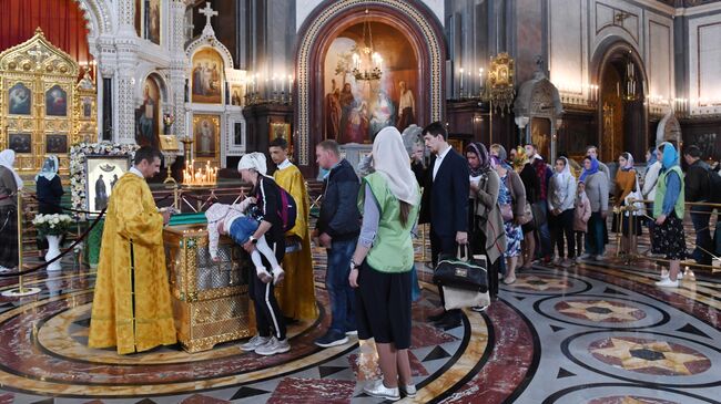 Прихожане поклоняются мощам святых Петра и Февронии, доставленным из Свято-Троицкого женского монастыря Мурома, в храме Христа Спасителя