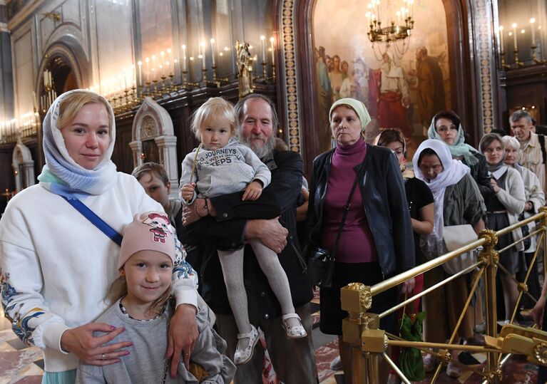 Очередь прихожан в Храме Христа Спасителя, где находятся мощи святых Петра и Февронии, доставленные из Свято-Троицкого женского монастыря Мурома