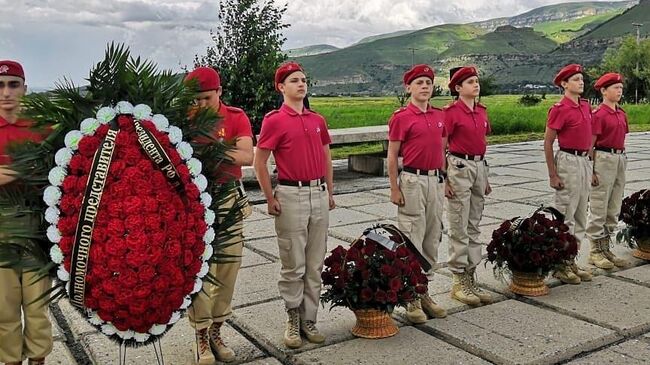 Возложение цветов к Вечному огню у братской могилы на Мемориале защитникам перевалов Кавказа в поселке Орджоникидзевский