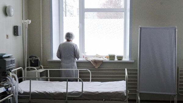 Медицинская сестра в больничной палате
