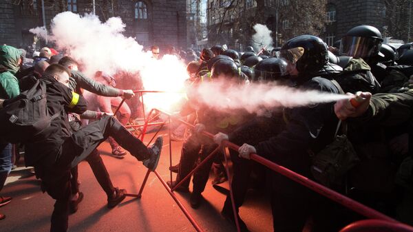 Столкновения между националистами и сотрудниками полиции возле здания администрации президента Украины в центре Киева