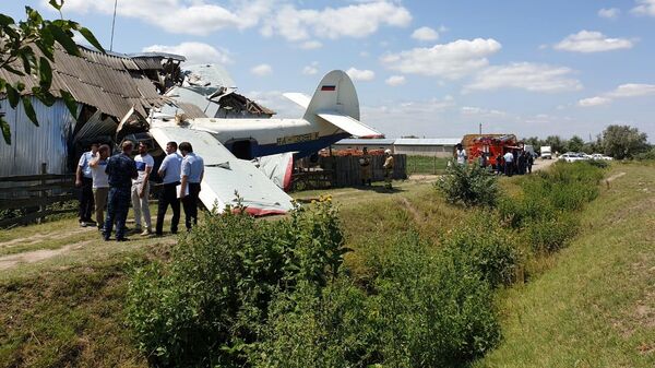 Место падения легкомоторного самолета на дом в Чечне