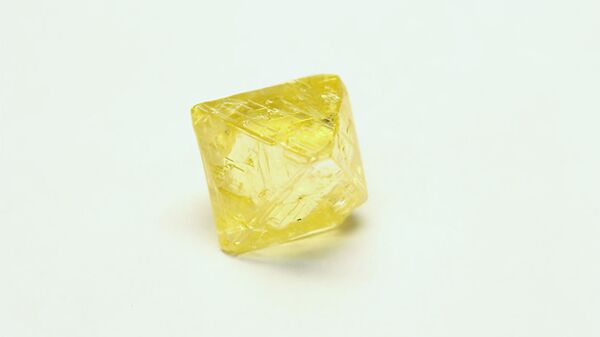 На горно-обогатительном комбинате им. В. Гриба АО АГД ДАЙМОНДС добыт алмаз крайне редко встречающегося глубокого лимонного оттенка массой 47,61 карата