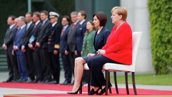 Канцлер Германии Ангела Меркель и премьер-министр Молдовы Майя Санду во время церемонии встречи в Канцелярии в Берлине, Германия. 16 июля 2019 
