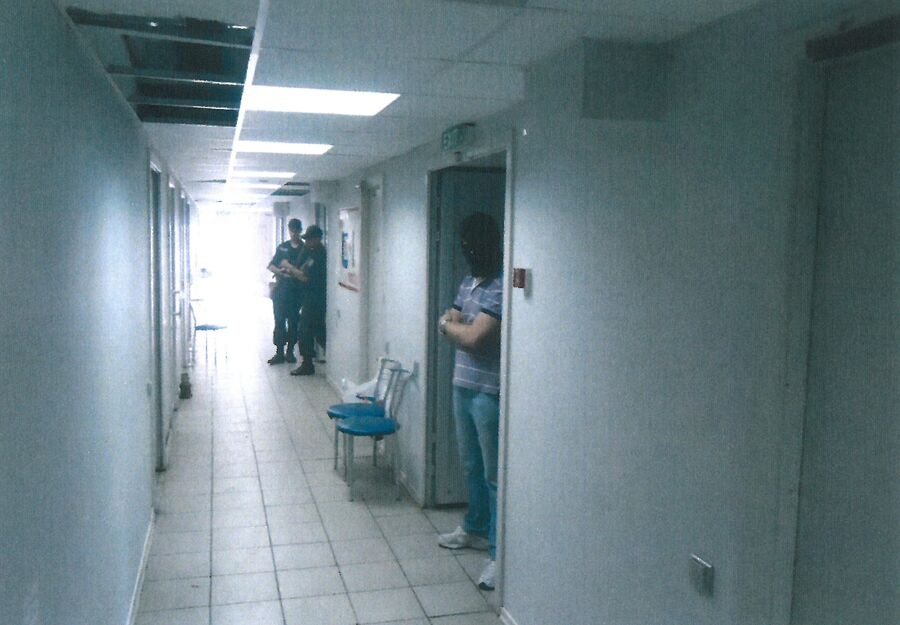 Коридор тюрьмы на территории аэропорта в Мариуполе