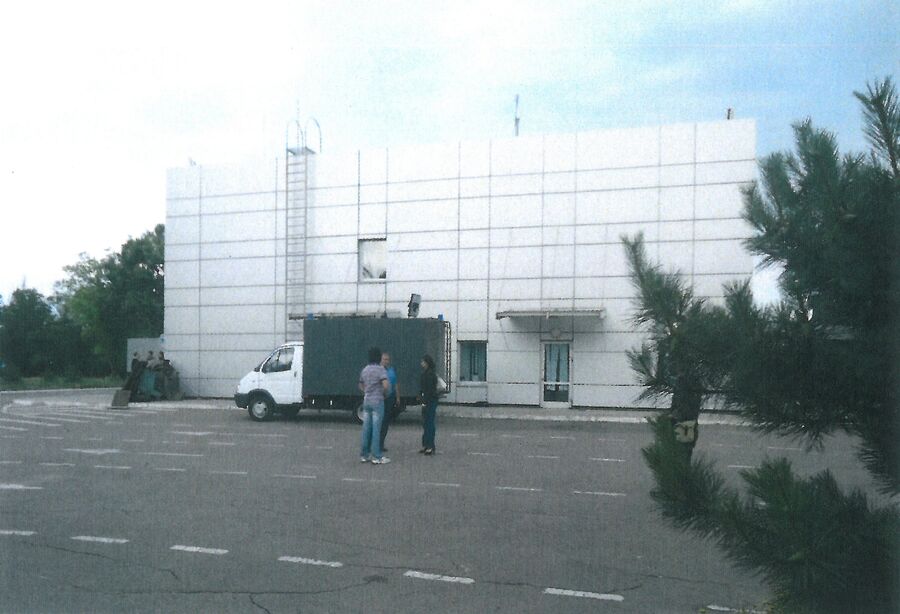 Здание тюрьмы на территории аэропорта в Мариуполе