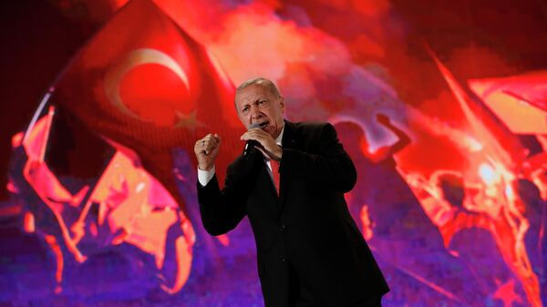 Президент Турции Тайип Эрдоган выступает на митинге в память жертв государственного переворота 2016 года. 15 июля 2019 