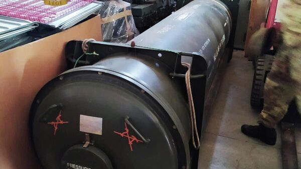 Контейнер ракеты класса воздух-воздух, обнаруженной в тайнике с оружием и боеприпасами в Турине