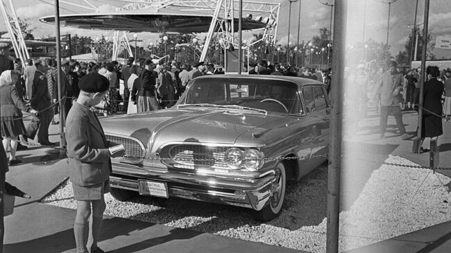 Посетители у экспозиция производителей легковых автомобилей. Американская Национальная Выставка в Сокольниках, Москва, 25 июля 1959 года.