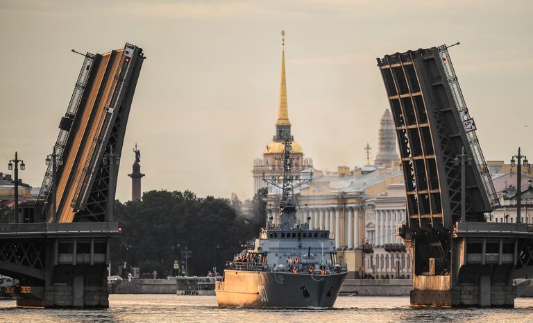 Корабль противоминной обороны нового поколения Иван Антонов во время выхода боевых кораблей из Санкт-Петербурга в рамках подготовки к Дню ВМФ России