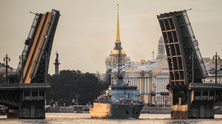 Корабль противоминной обороны нового поколения Иван Антонов во время выхода боевых кораблей из Санкт-Петербурга в рамках подготовки к Дню ВМФ России