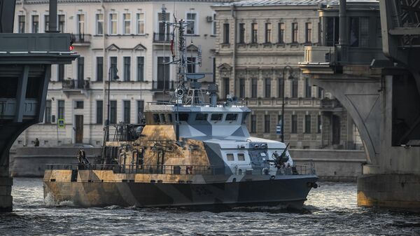 Противодиверсионный катер проекта 21980 Грачонок во время выхода боевых кораблей из Санкт-Петербурга в рамках подготовки к Дню ВМФ России