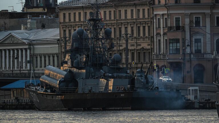 Малый ракетный корабль Пассат во время выхода боевых кораблей из Санкт-Петербурга в рамках подготовки к Дню ВМФ России