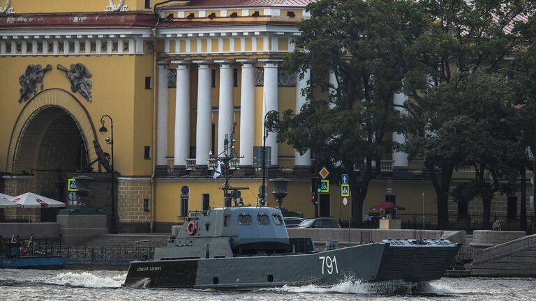 Десантный катер Контр-адмирал Демидов во время выхода боевых кораблей из Санкт-Петербурга в рамках подготовки к Дню ВМФ России