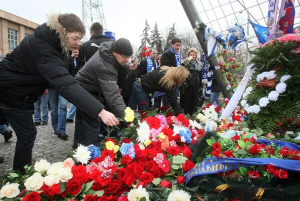 Возложение цветов к памятнику легендарному футбольному вратарю Льву Яшину