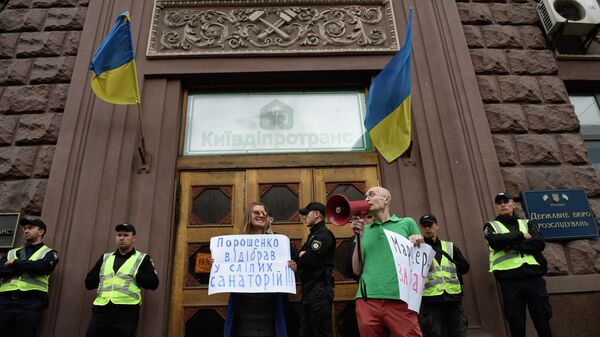 Сотрудники полиции и участники акции против экс-президента Украины Петра Порошенко у здания Государственного бюро расследований Украины. 17 июля 2019