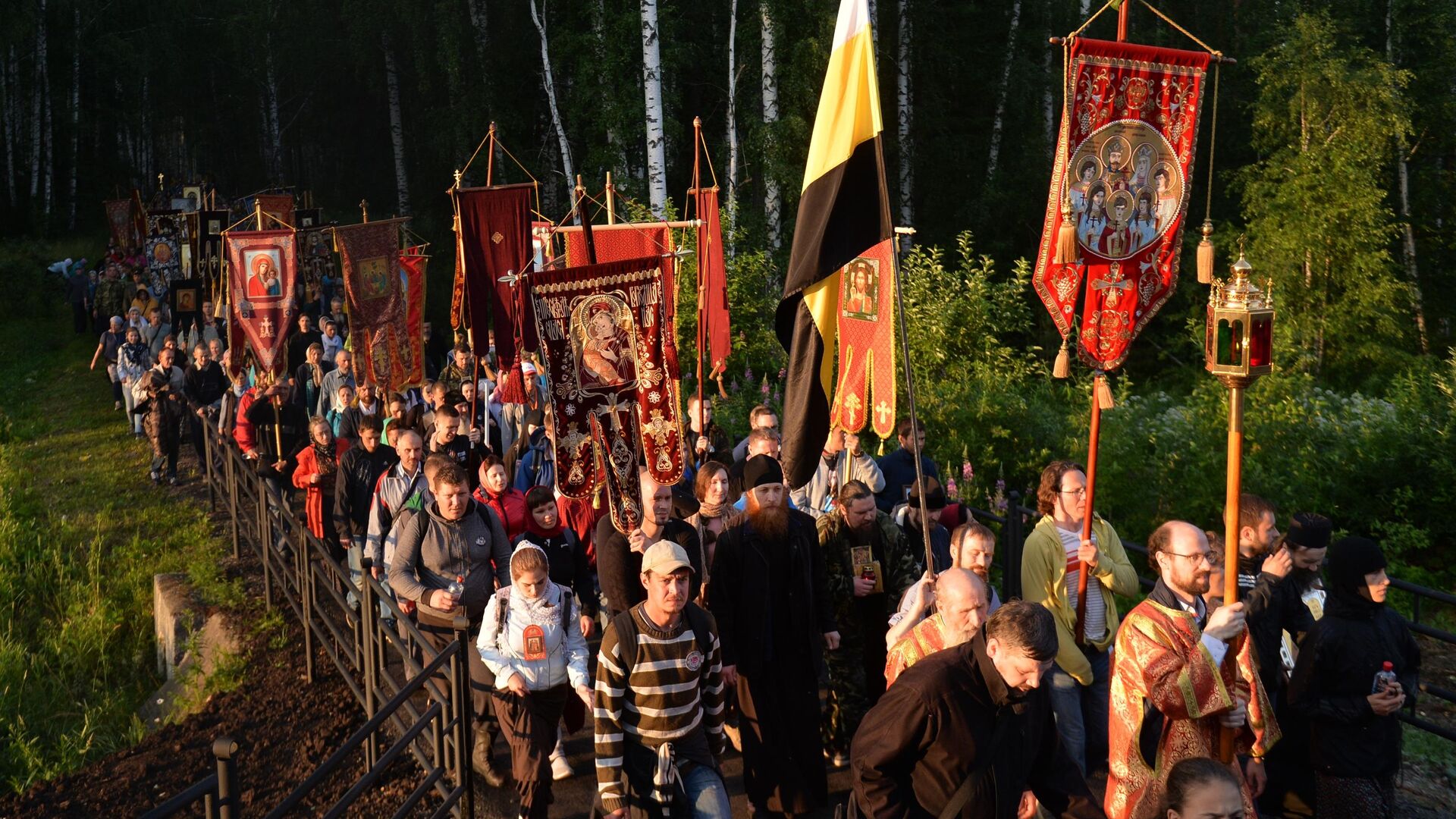 Паломники во время традиционного Царского крестного хода: от Храма на Крови - места расстрела семьи последнего российского императора Николая II, до монастыря святых Царственных страстотерпцев на Ганиной яме, где в 1918 году были уничтожены их останки - РИА Новости, 1920, 09.07.2021