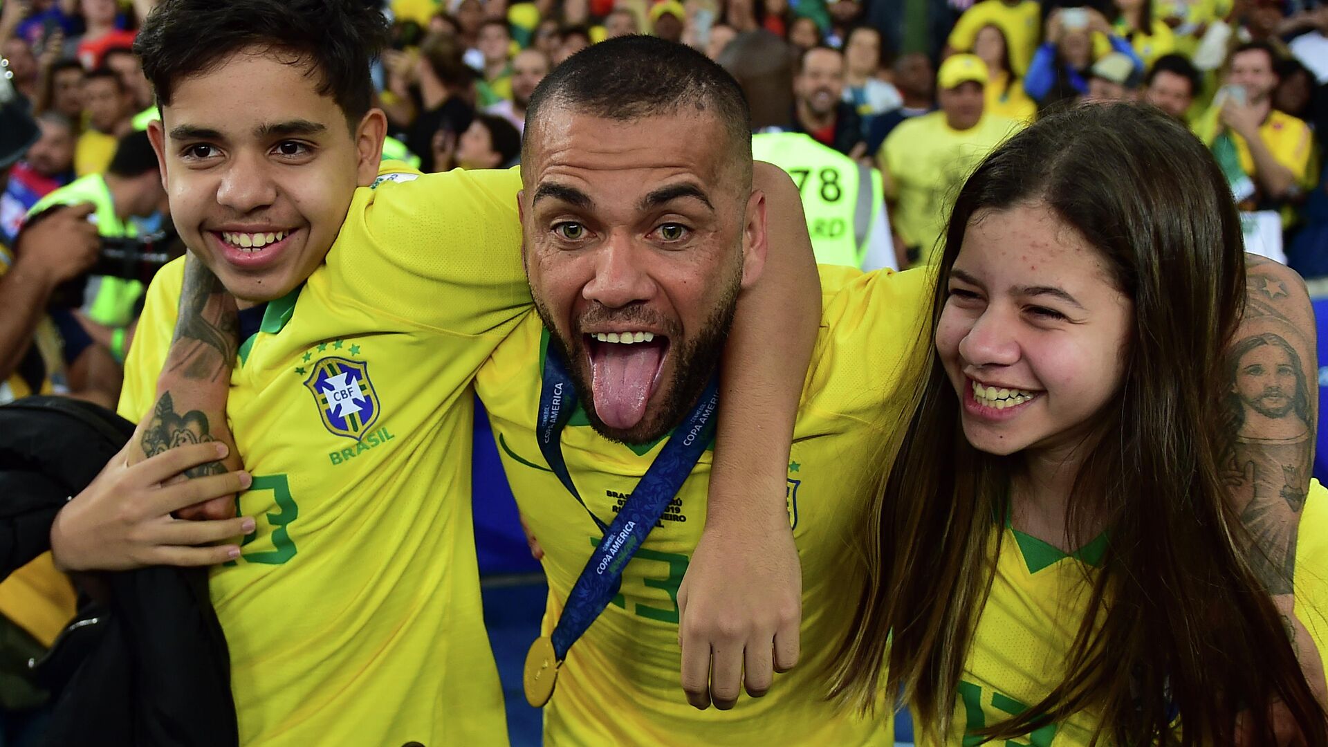 Бразильский футболист Дани Алвес с детьми после финала Copa America - РИА Новости, 1920, 19.11.2021