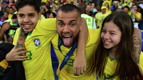 Бразильский футболист Дани Алвес с детьми после финала Copa America
