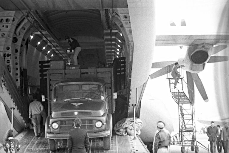 Разгрузка советского самолета АН-22, доставившего в аэропорт Лимы оборудование и гуманитарную помощь для пострадавших после землетрясения районов Перу