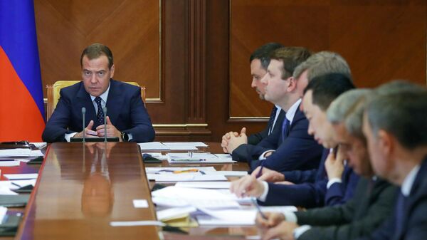 Председатель правительства РФ Дмитрий Медведев проводит совещание по вопросам разработки и внедрения электронного удостоверения личности гражданина РФ. 17 июля 2019