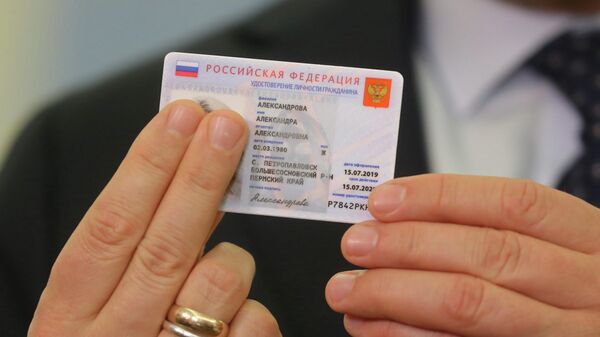 Заместитель председателя правительства РФ Максим Акимов демонстрирует образец электронного паспорта 