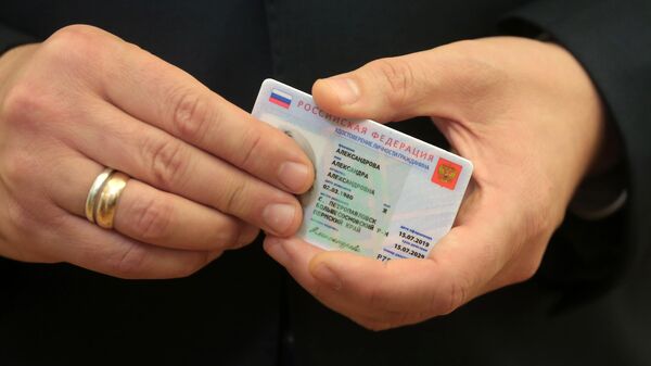  Заместитель председателя правительства РФ Максим Акимов демонстрирует образец электронного паспорта 