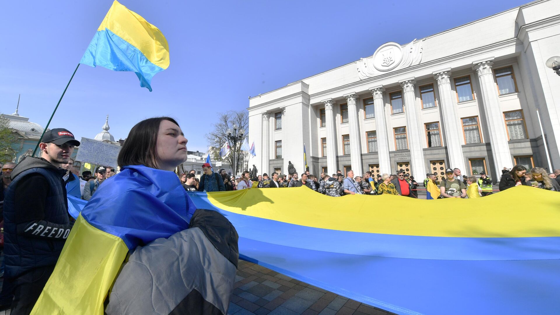 Люди c украинским флагом перед зданием парламента в Киеве - РИА Новости, 1920, 21.12.2020