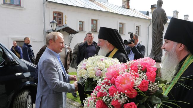 Президент РФ Владимир Путин во время встречи на территории Спасо-Преображенского Валаамского ставропигиального мужского монастыря. 17 июля 2019