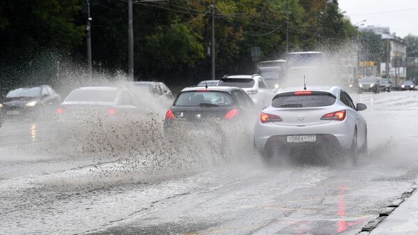 Автомобильное движение на Нахимовском проспекте во время дождя