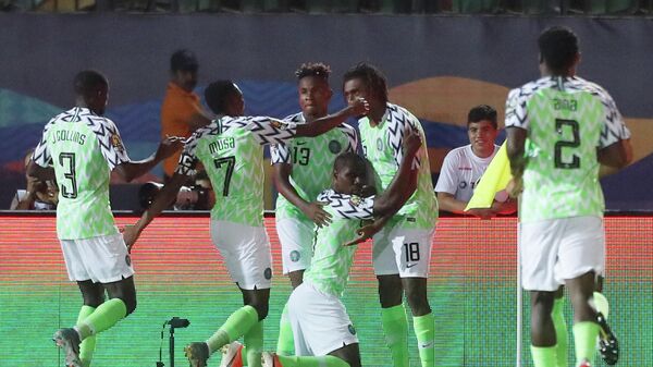 Футболисты сборной Нигерии праздную победу над Тунисом в матче за третье место на Кубке Африки