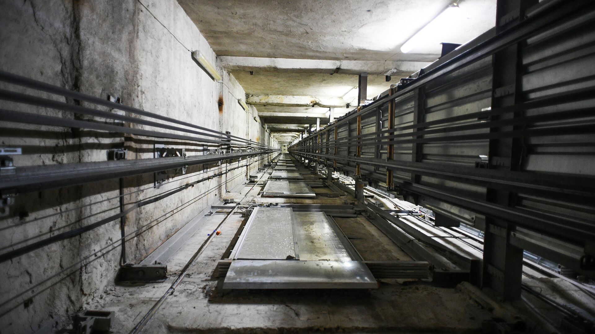 Шахта лифта в высотном жилом доме на Котельнической набережной в Москве Шахта лифта в высотном жилом доме на Котельнической набережной в Москве - РИА Новости, 1920, 18.07.2019