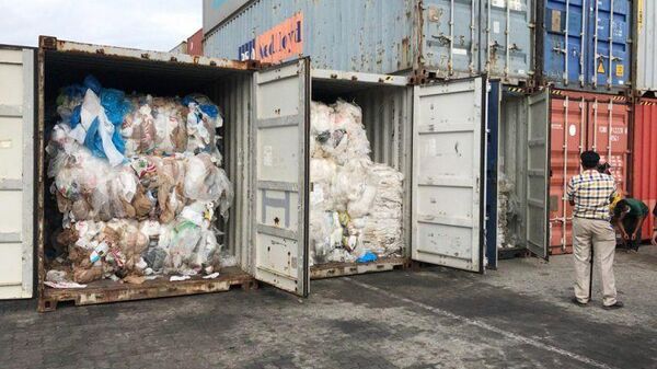 Пластиковый мусор, нелегально ввезенный в Камбоджу у из США и Канады