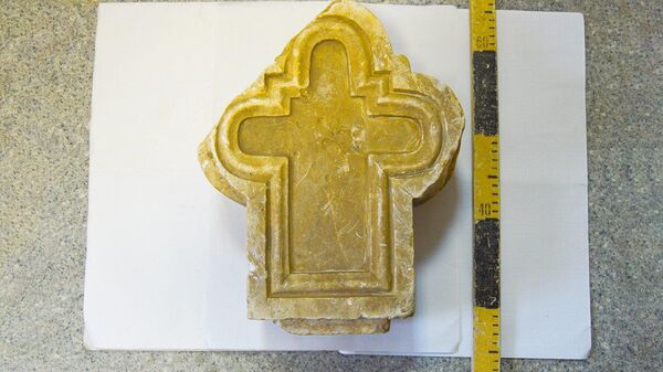 В пойме реки Яузы обнаружен фрагмент мраморного креста, который датируют XIX — началом XX века.