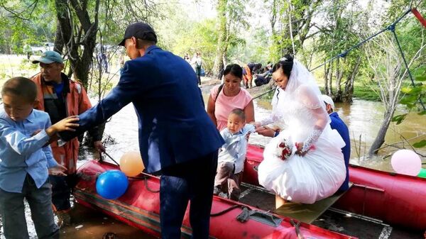 Спасатели переправили жениха и невесту через размытый участок дороги около села Хондергей