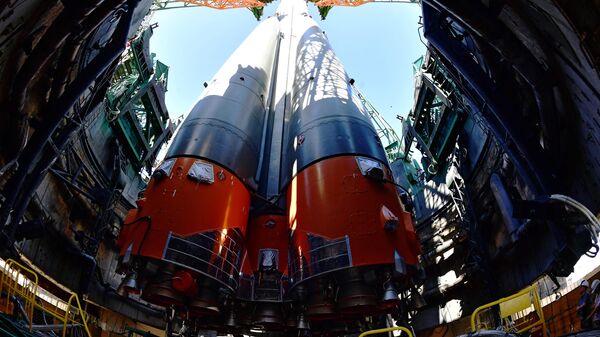 Ракета-носитель Союз-ФГ с пилотируемым кораблем Союз МС-13 на стартовой площадке космодрома Байконур