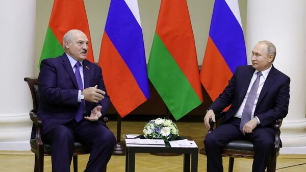 Президент РФ Владимир Путин и президент Белоруссии Александр Лукашенко во время беседы в Таврическом дворце